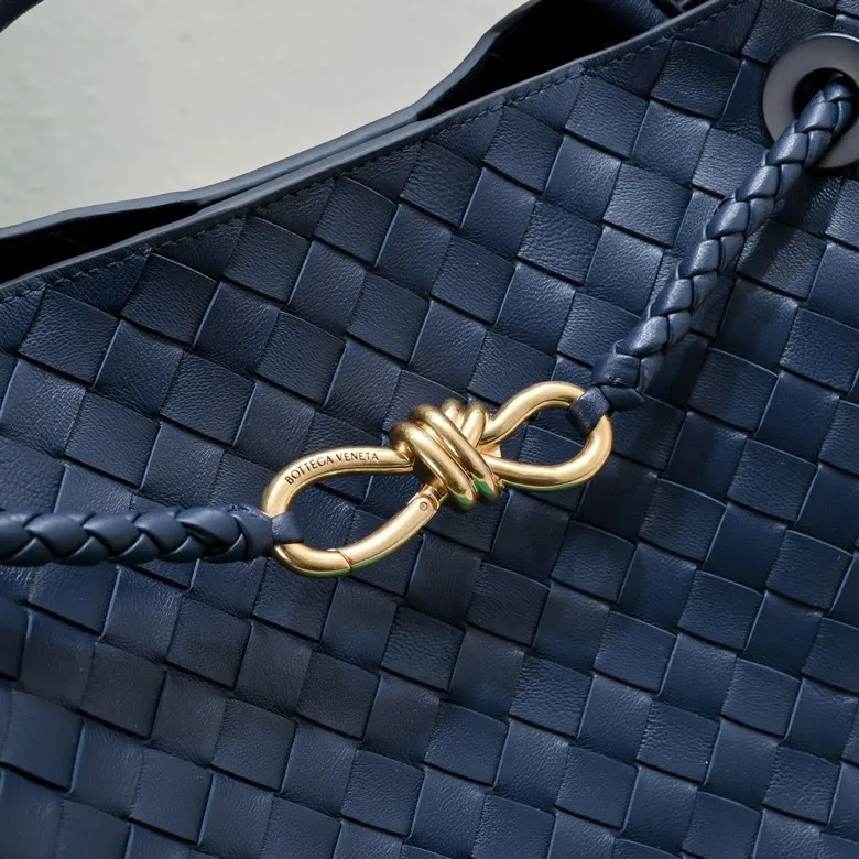 The 2023 new Andiamo batch of 2260 BV has been shipped‼ ️Really popular🔥The new Andiamo woven handbag launched by Bottega Veneta this season is really popular all over the world! ! Celebrities at home and abroad have worn it, and Oscar-winning actress Michelle Yeoh has taken it out on the street. Song Jia, Trai Yara, Yu Feihong, Sanji Ayaka, Rosie Hunting-Whiteley, Yoshioka Riho, etc. have all picked up this bag. It is classic and versatile, showing off its temperament, and the bag capacity is also large, which is very convenient for daily commuting! ! A variety of carrying methods, the shoulder straps can be adjusted by yourself, the original lambskin feels soft and delicate, and the unisex style breaks gender boundaries and brings a more practical and longer-lasting use experience. Andiamo, which has both elegant and casual styles, perfectly interprets the true appearance of "fashionable old money style". Style number: 8463 Size: 32*24*12